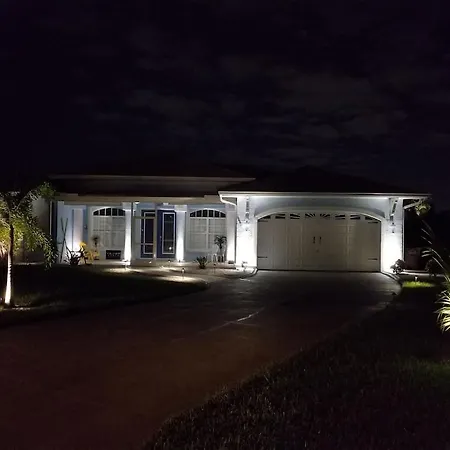 Lake Kennedy Front Villa